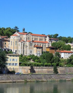 Église Saint Symphorien de Trévoux depuis le pont suspendu