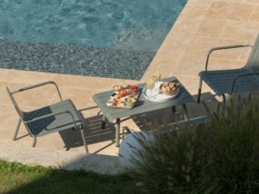 La Maison Des Monts D Or Piscine jardin transat